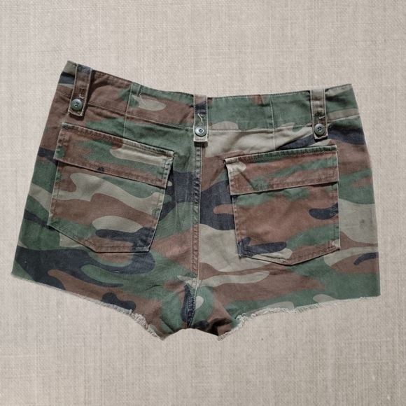 Forever 21 Camaflouge Shorts - Picture 2 of 4